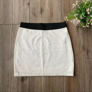 Forever 21 Ivory Lace Floral Mini Skirt with Black Waistband Size Small